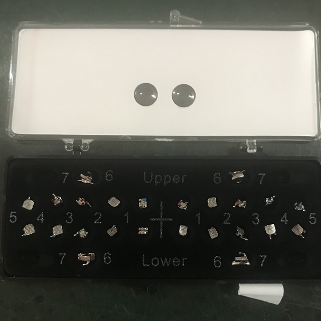 Стоматологический металл ортодонтический кронштейн с молярной щечной трубкой полный комплект.