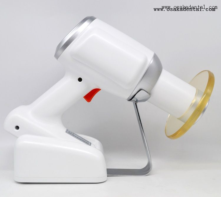 Портативный рентгеновский аппарат белого цвета со свинцовым листом