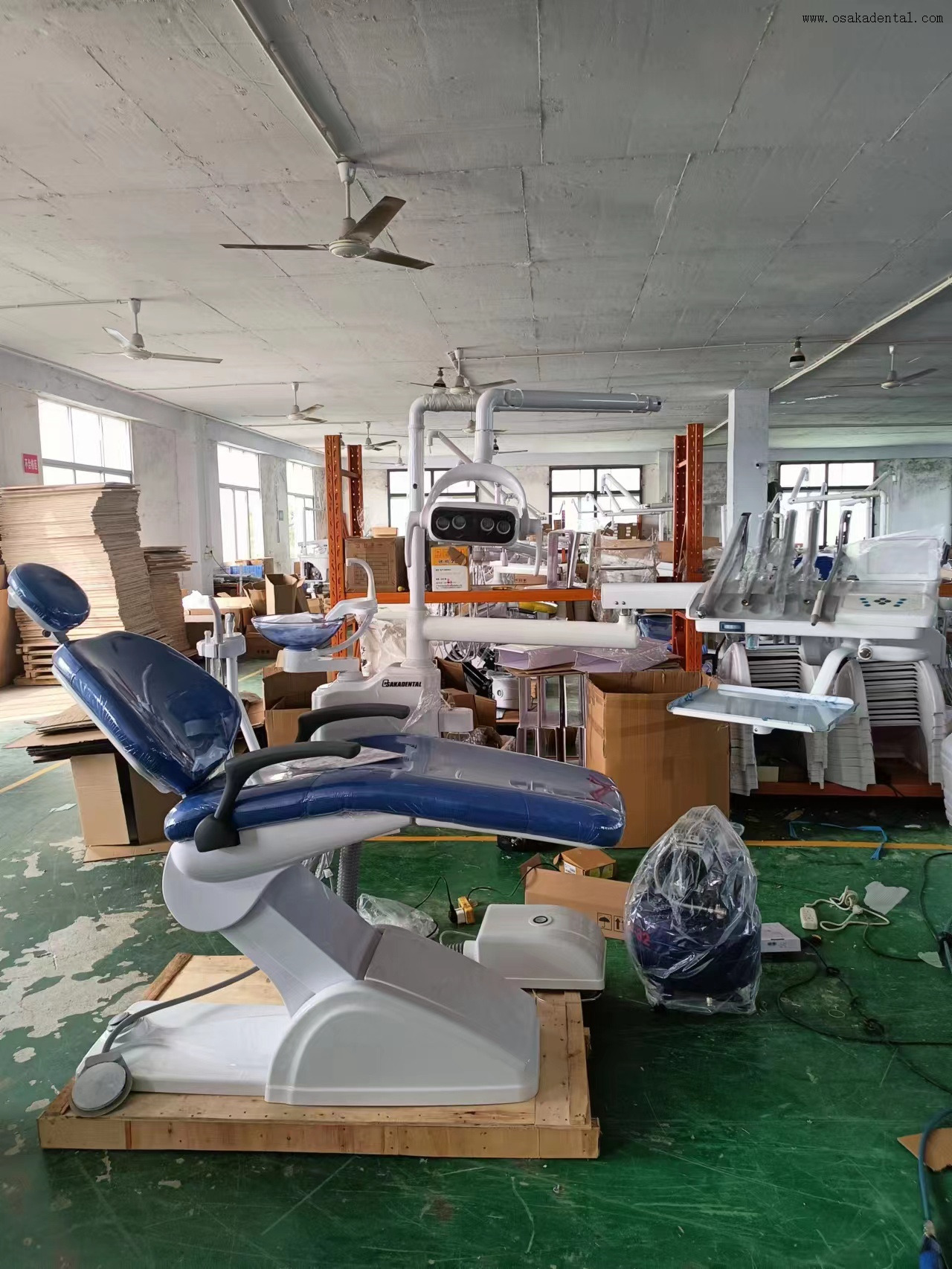 Навесное стоматологическое кресло DC-500: эргономичный дизайн со встроенной системой освещения и доставки 