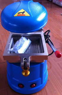 Усовершенствованная машина для вакуумной формовки в стоматологической лаборатории