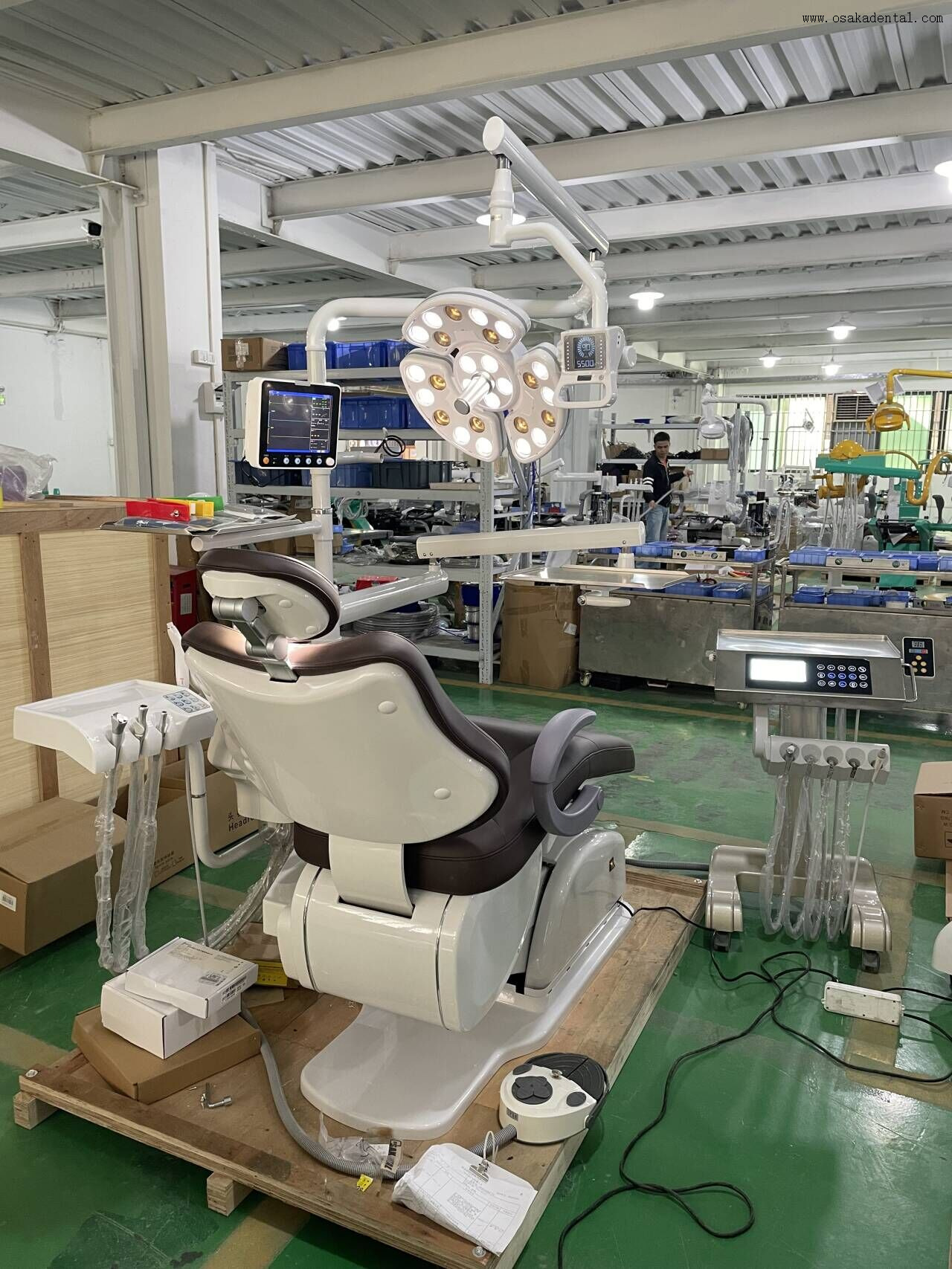 Преимущества использования светодиодных светильников в хирургии зубной имплантации