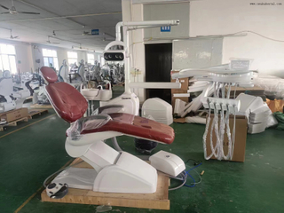 Регулируемое стоматологическое кресло со светодиодной подсветкой и антимикробной обивкой для клинической гигиены.