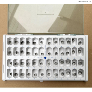 Стоматологическая клиника использует корону для зубов из нержавеющей стали для взрослых 