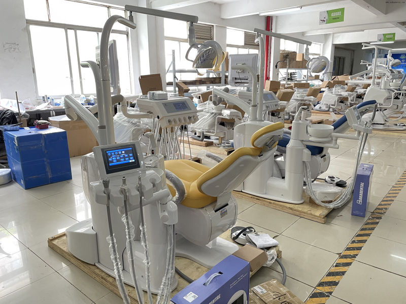 Самое современное оборудование стоматологического кресла обеспечивает комфортное лечение.