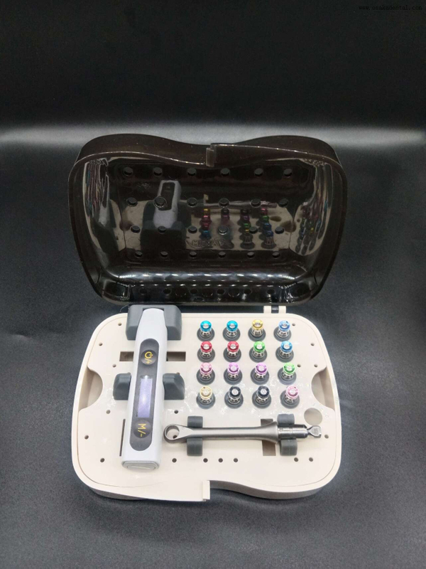 Ключ для зубных имплантатов с инструментами