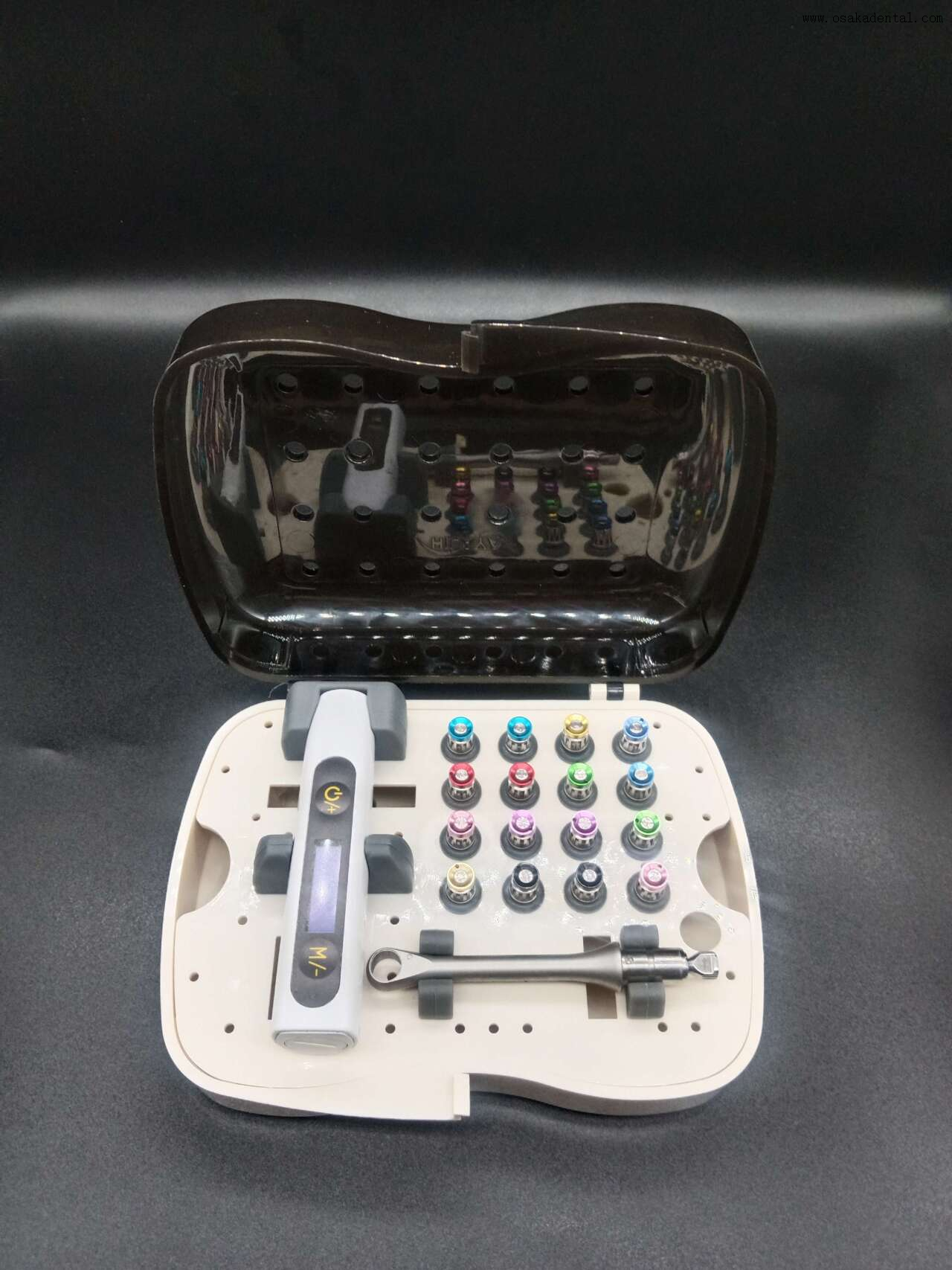 Ключ для зубных имплантатов с инструментами