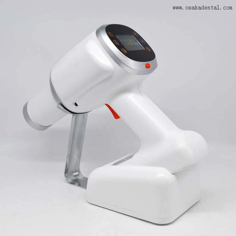 Портативный рентгеновский аппарат белого цвета со свинцовым листом