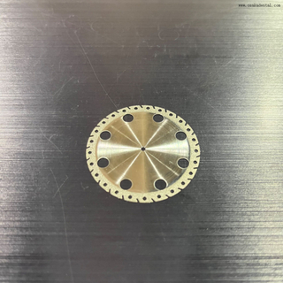 Стоматологическая лаборатория с использованием алмазной пилы для обрезки формовочного колеса 