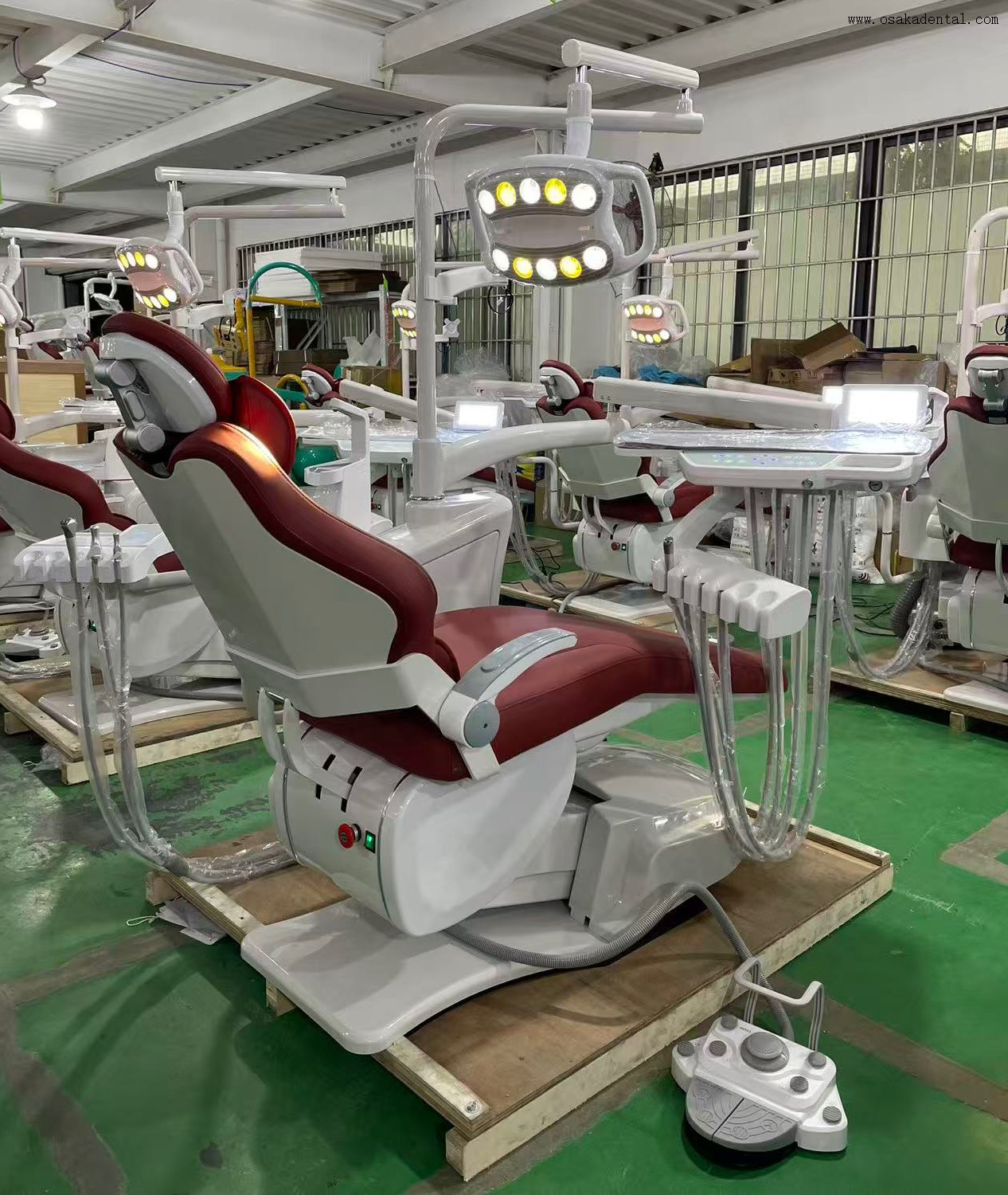 Усовершенствованное стоматологическое кресло со встроенной памятью позиционирования и многофункциональной ножной педалью