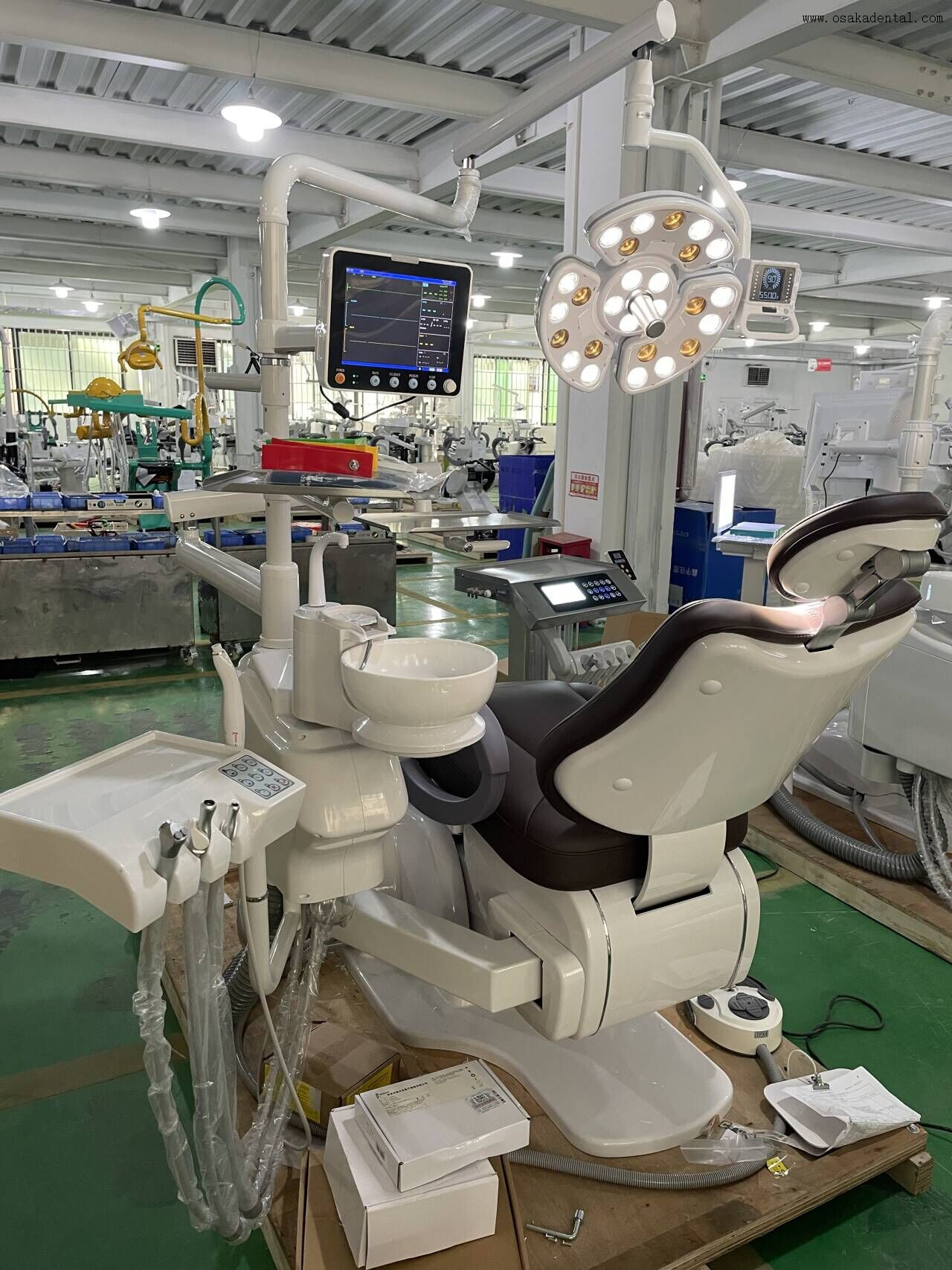 Преимущества использования светодиодных светильников в хирургии зубной имплантации