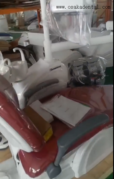 Регулируемое стоматологическое кресло со светодиодной подсветкой и антимикробной обивкой для клинической гигиены.