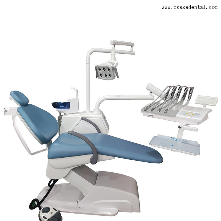 Высококачественное стоматологическое кресло со стоматологическим стулом, полимеризационной лампой и стоматологическим наконечником.