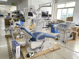 Самое современное оборудование стоматологического кресла обеспечивает комфортное лечение.