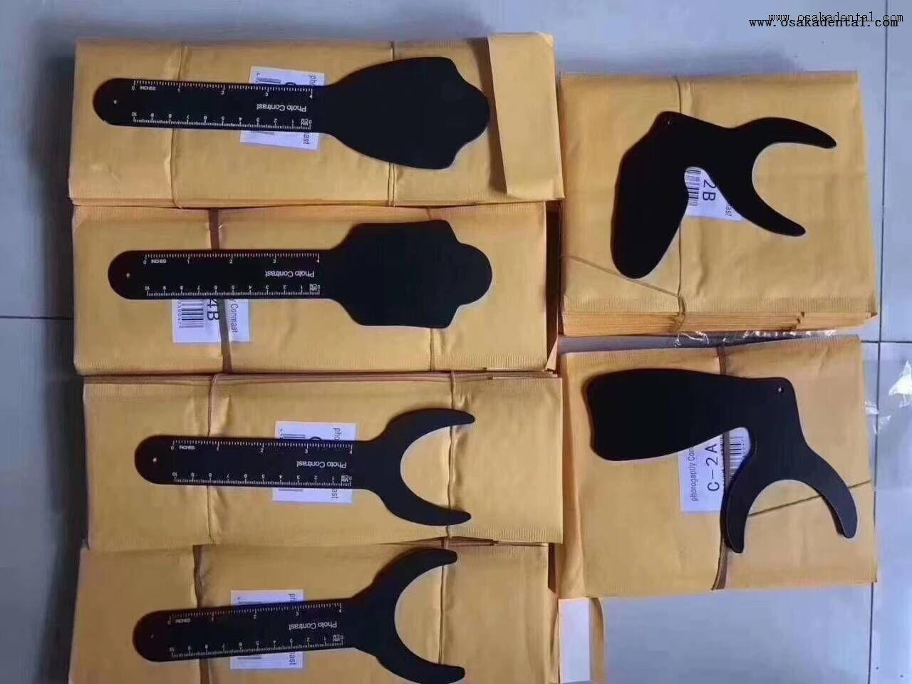 Стоматологическая фотография на контрастном черном фоне, автоклавируемый материал