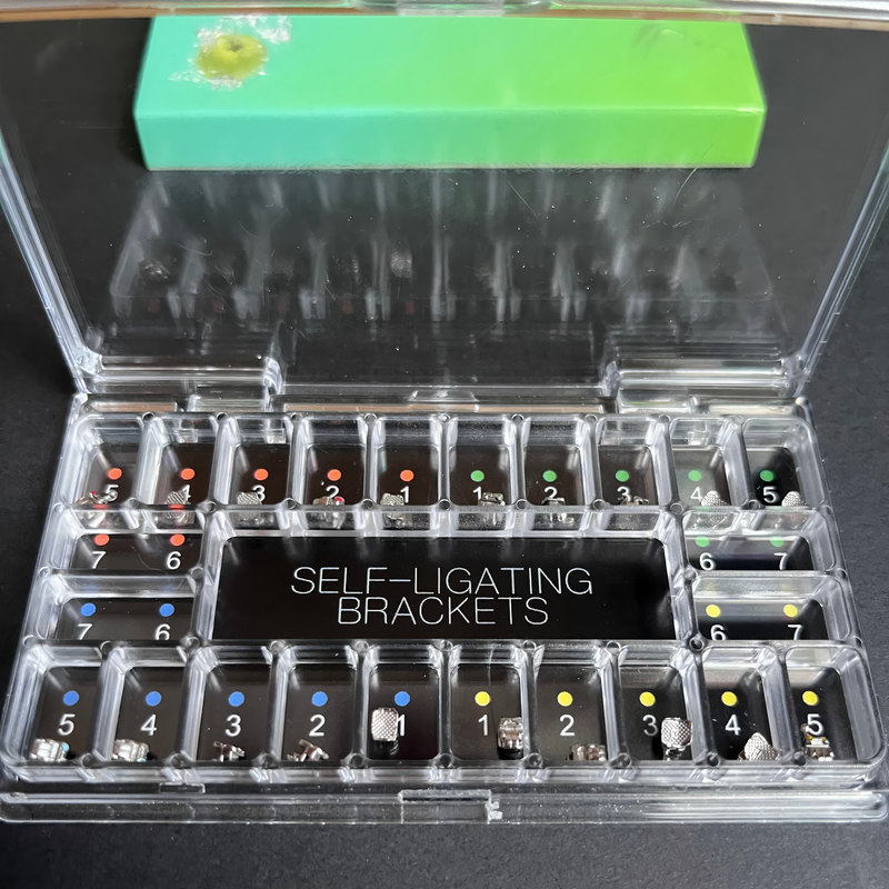 Моноблочный самолигирующийся брекет в стоматологической клинике