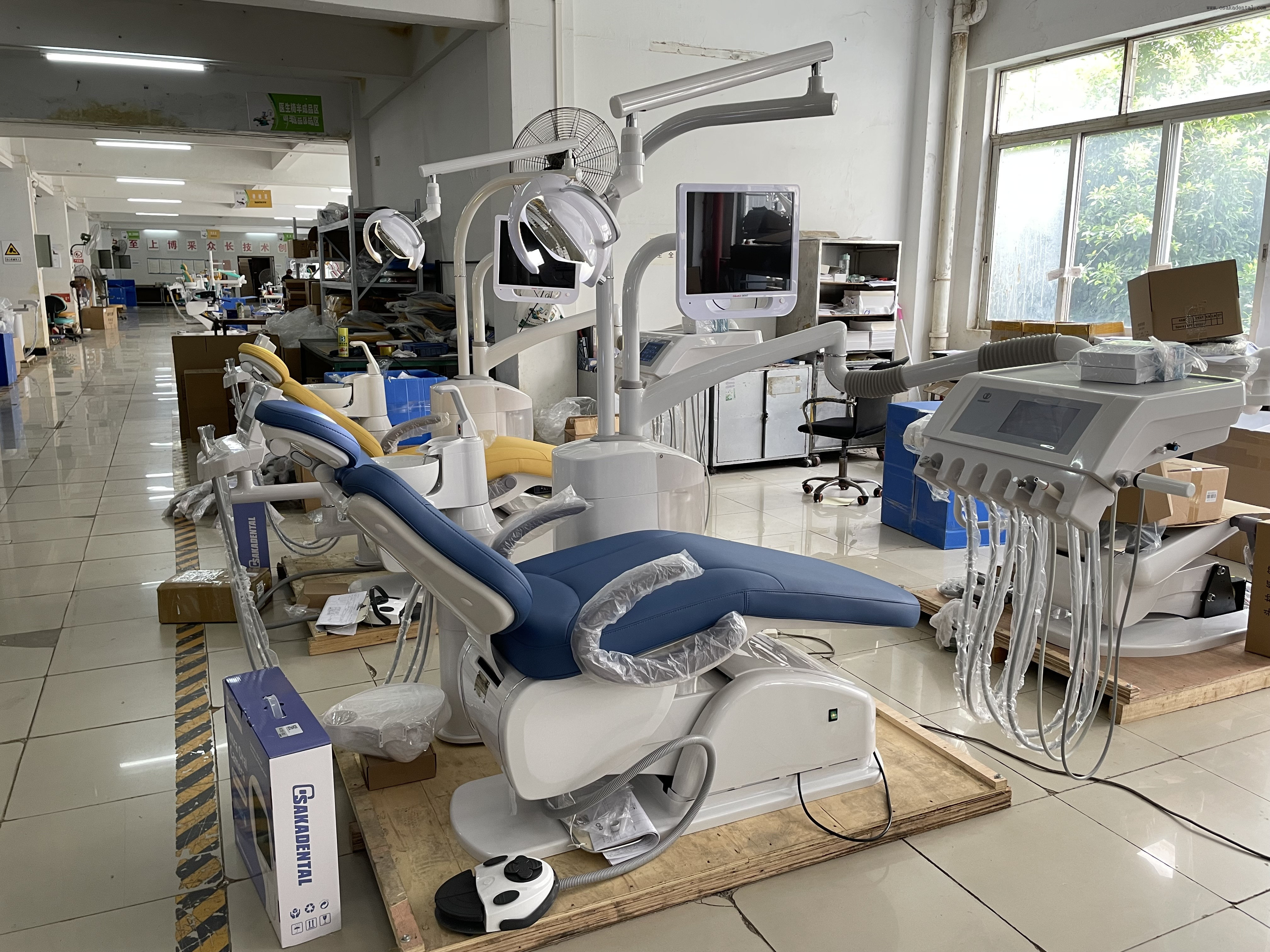 Самое современное оборудование стоматологического кресла обеспечивает комфортное лечение.